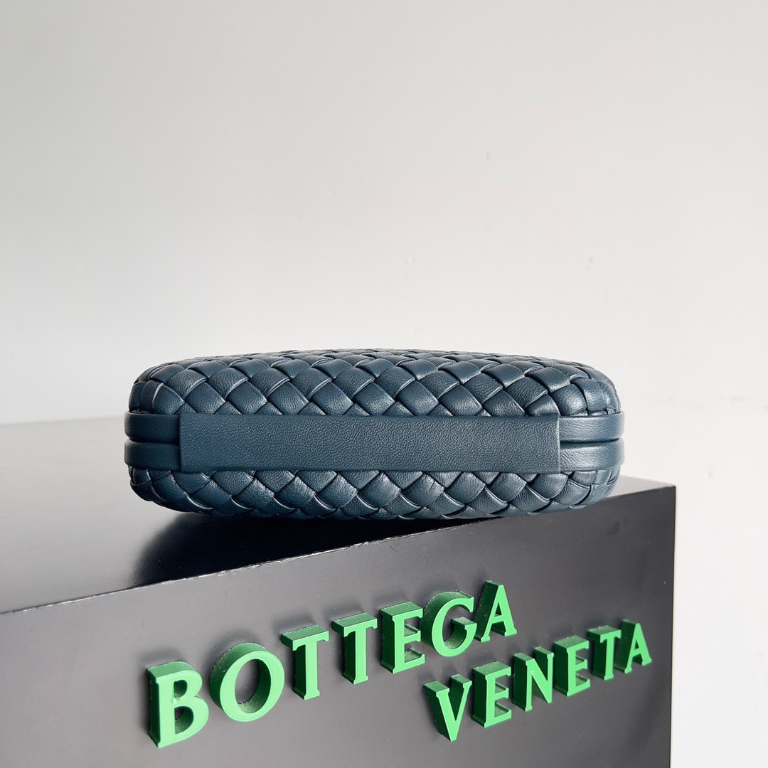 bo*te*ga Ve*ne*ta knot minaudiere clutch in space intrecciato lambskin
