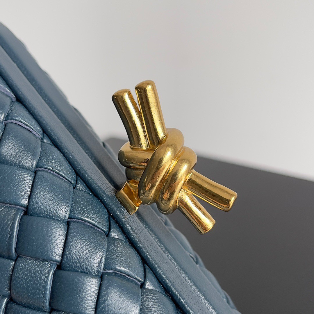 bo*te*ga Ve*ne*ta knot minaudiere clutch in space intrecciato lambskin