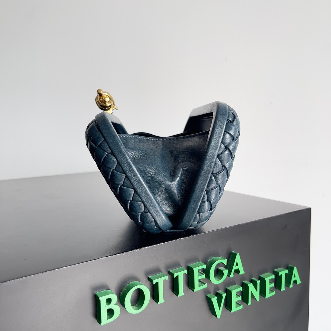 bo*te*ga Ve*ne*ta knot minaudiere clutch in space intrecciato lambskin