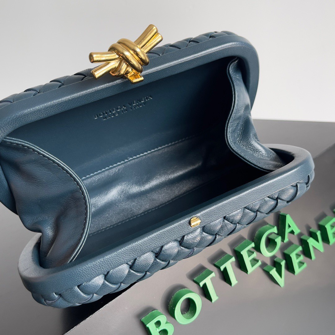 bo*te*ga Ve*ne*ta knot minaudiere clutch in space intrecciato lambskin