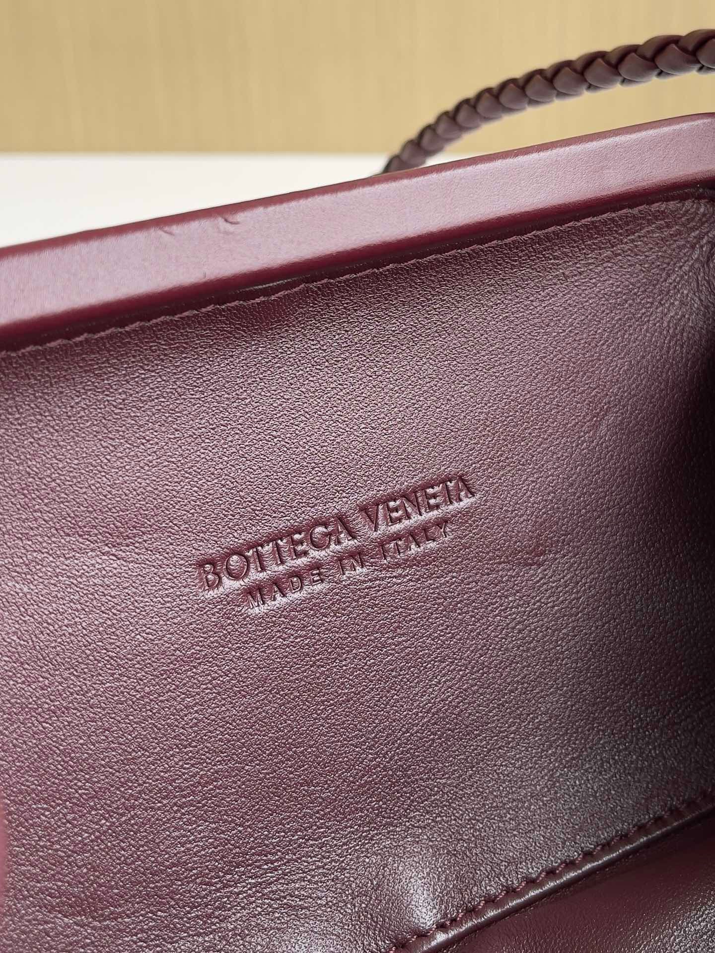 bo*te*ga Ve*ne*ta knot minaudiere on strap in barolo foulard intreccio leather