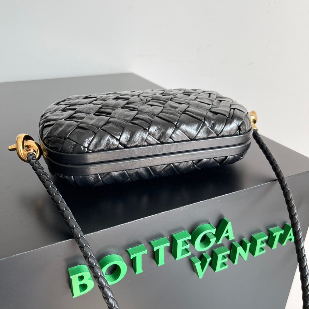 bo*te*ga Ve*ne*ta knot minaudiere on strap in black foulard intreccio leather