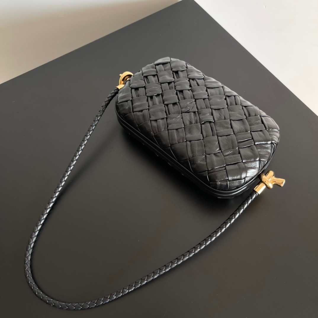 bo*te*ga Ve*ne*ta knot minaudiere on strap in black foulard intreccio leather