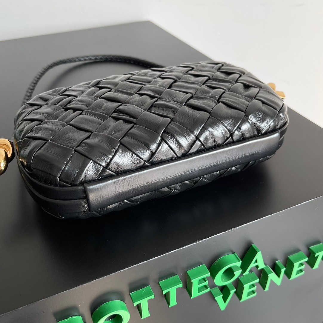 bo*te*ga Ve*ne*ta knot minaudiere on strap in black foulard intreccio leather