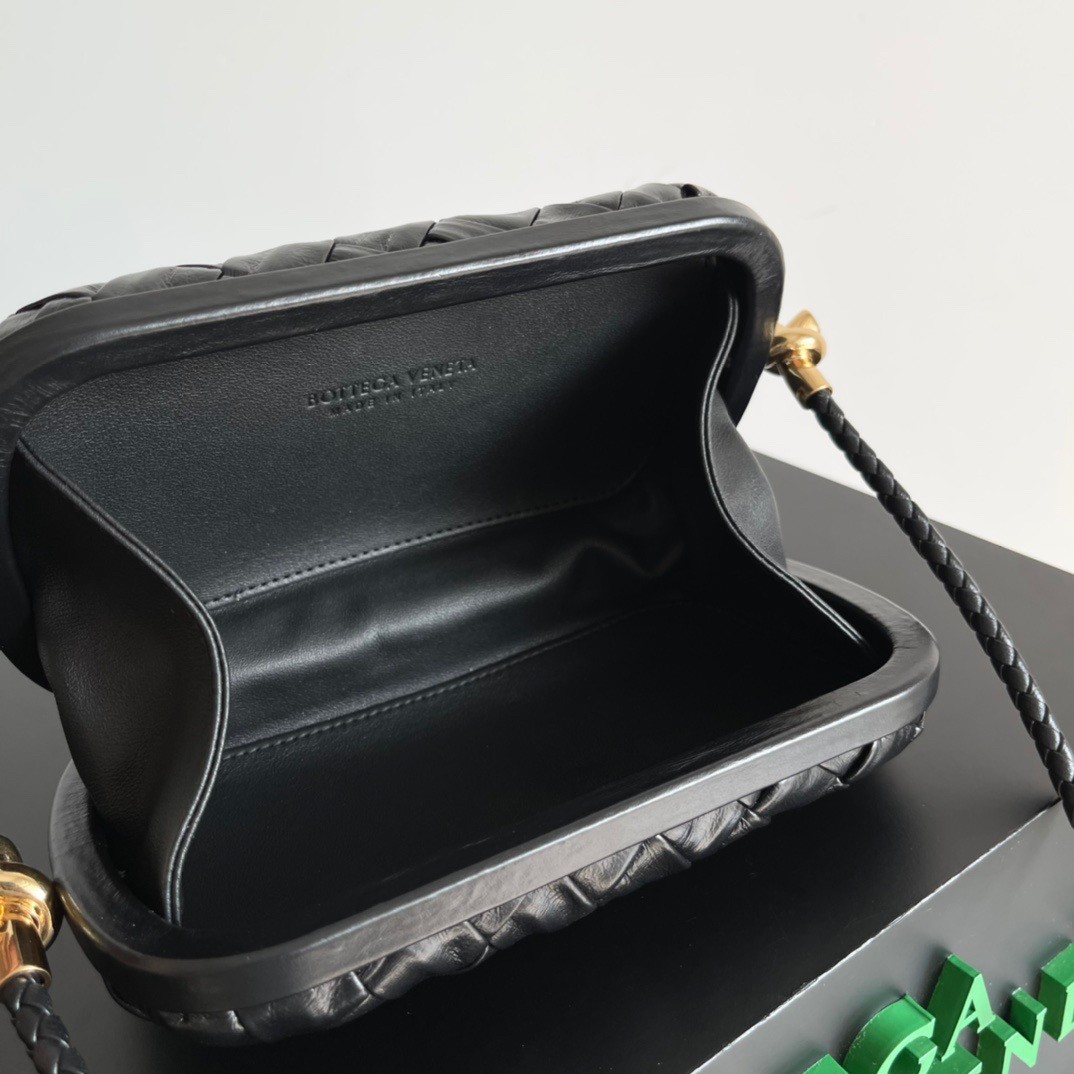 bo*te*ga Ve*ne*ta knot minaudiere on strap in black foulard intreccio leather