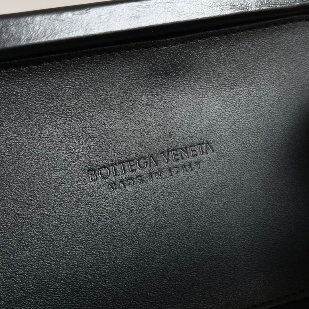 bo*te*ga Ve*ne*ta knot minaudiere on strap in black foulard intreccio leather