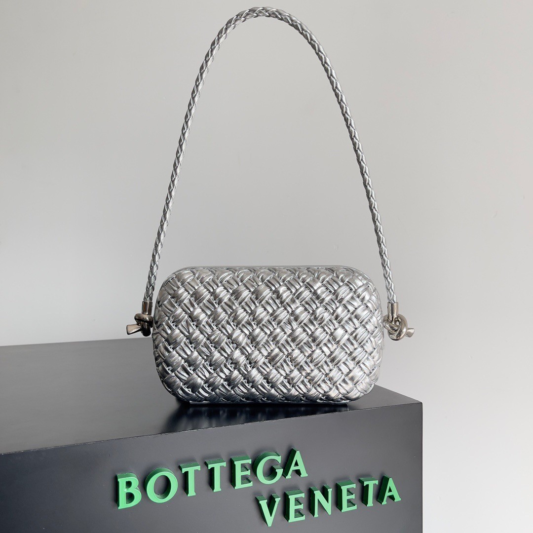 bo*te*ga Ve*ne*ta knot minaudiere on strap in silver intreccio laminated leather