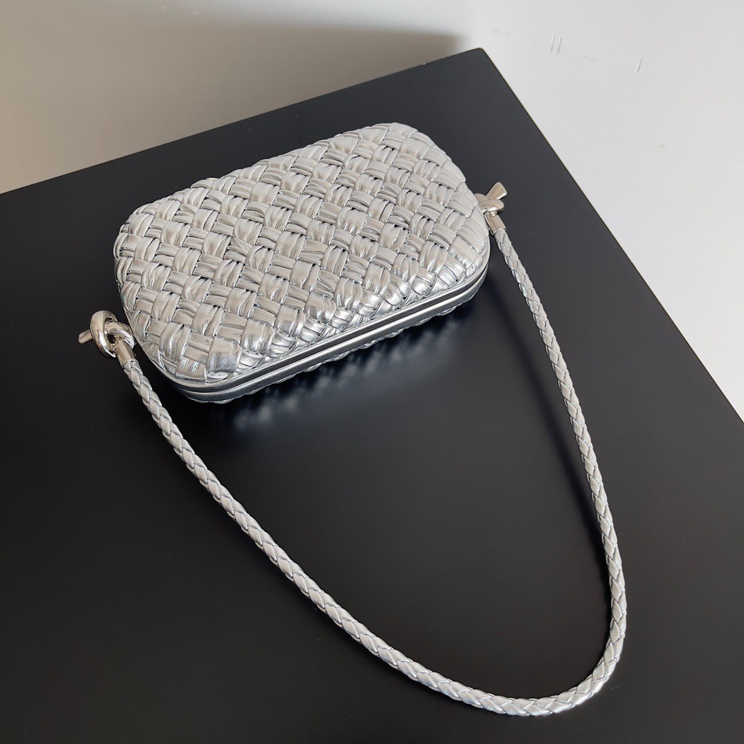 bo*te*ga Ve*ne*ta knot minaudiere on strap in silver intreccio laminated leather