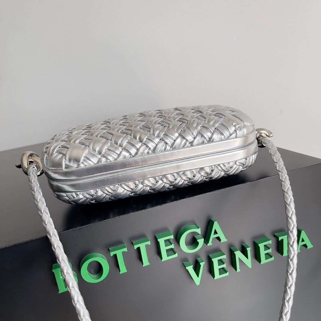 bo*te*ga Ve*ne*ta knot minaudiere on strap in silver intreccio laminated leather