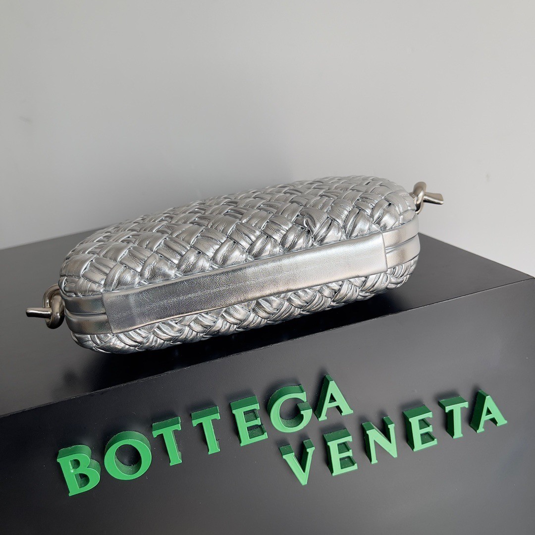 bo*te*ga Ve*ne*ta knot minaudiere on strap in silver intreccio laminated leather