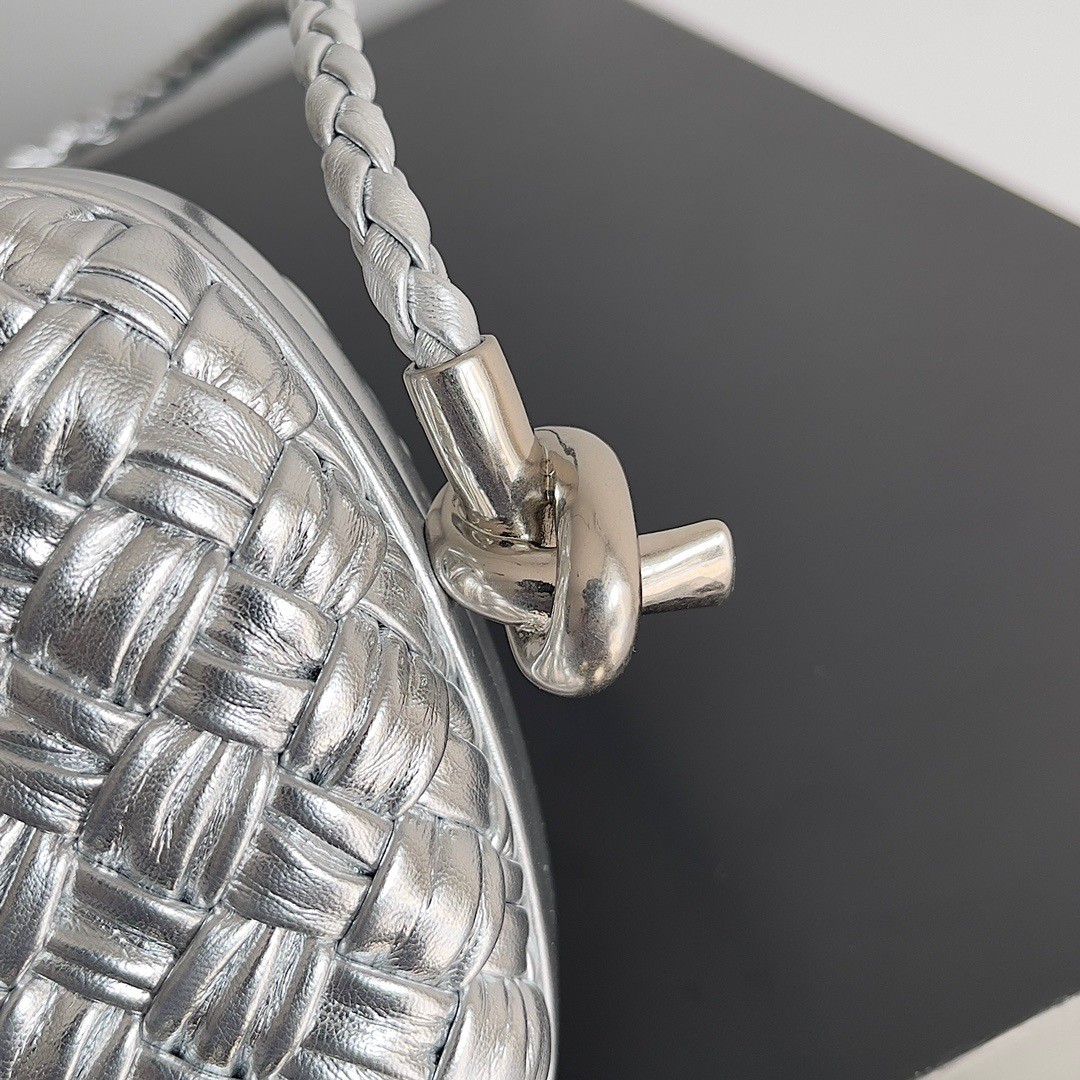bo*te*ga Ve*ne*ta knot minaudiere on strap in silver intreccio laminated leather