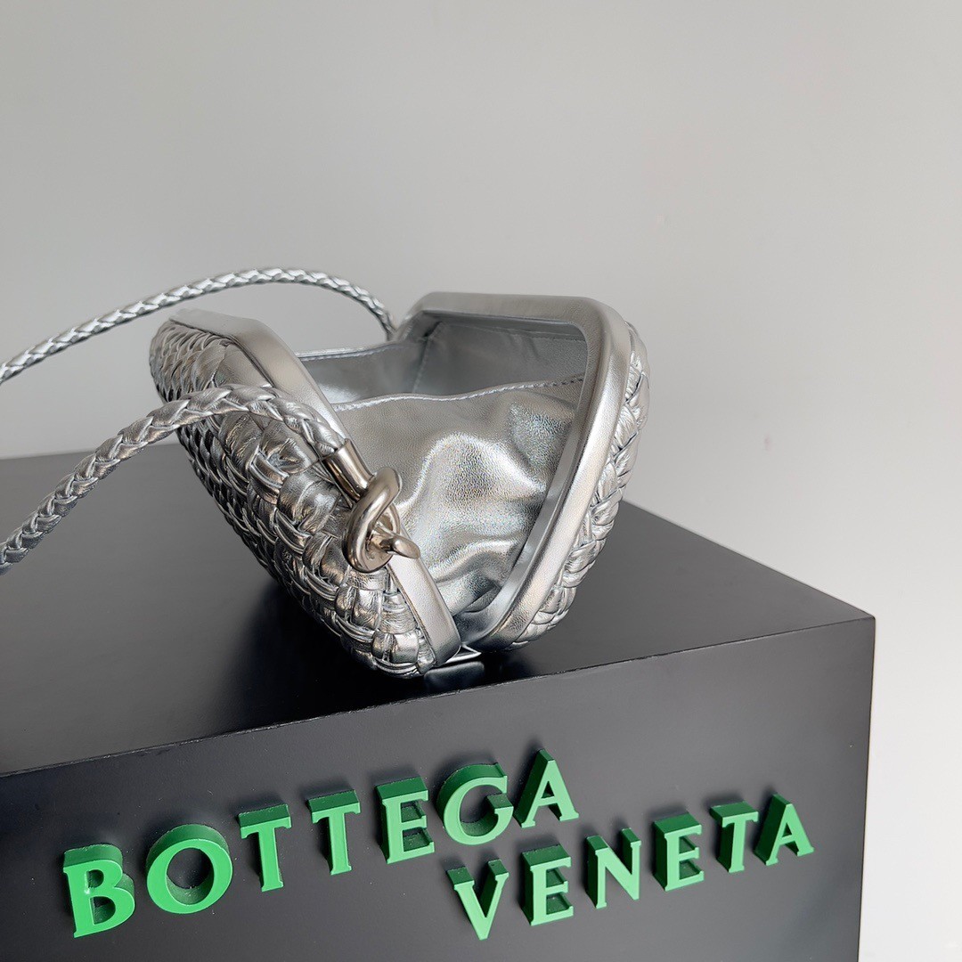 bo*te*ga Ve*ne*ta knot minaudiere on strap in silver intreccio laminated leather