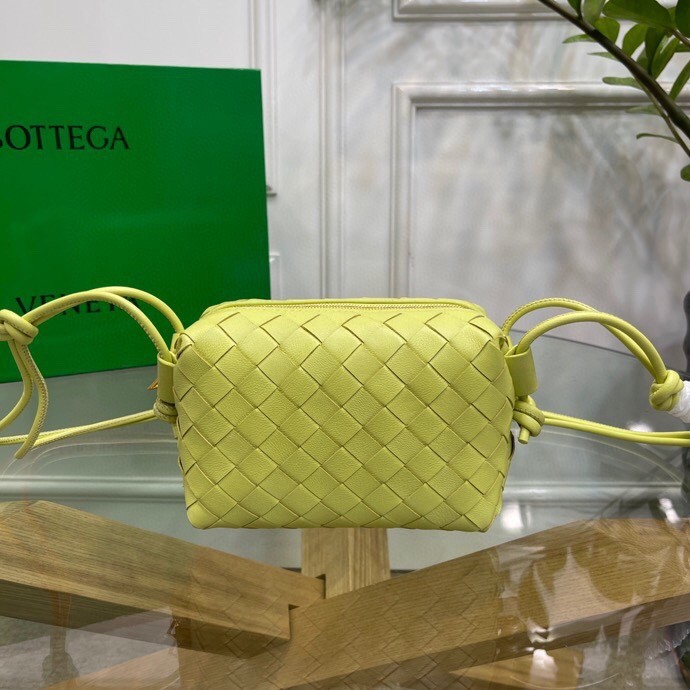 bo*te*ga Ve*ne*ta loop mini bag in kiwi intrecciato lambskin