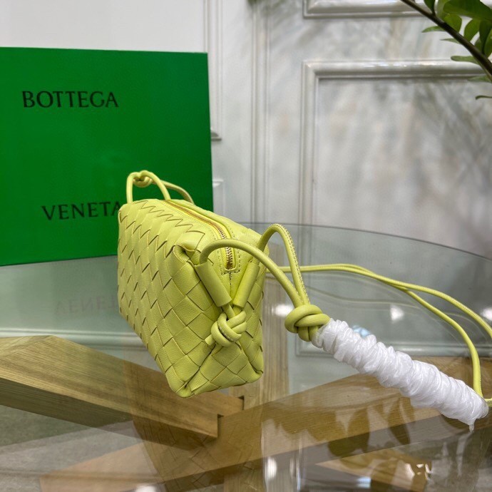 bo*te*ga Ve*ne*ta loop mini bag in kiwi intrecciato lambskin