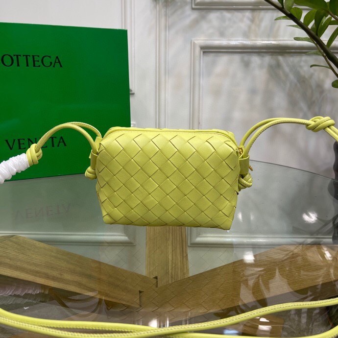 bo*te*ga Ve*ne*ta loop mini bag in kiwi intrecciato lambskin