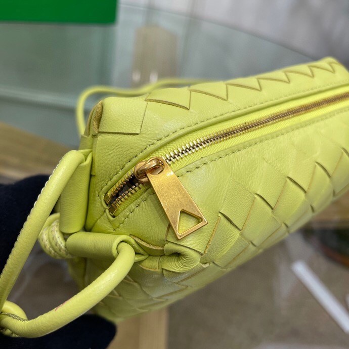 bo*te*ga Ve*ne*ta loop mini bag in kiwi intrecciato lambskin