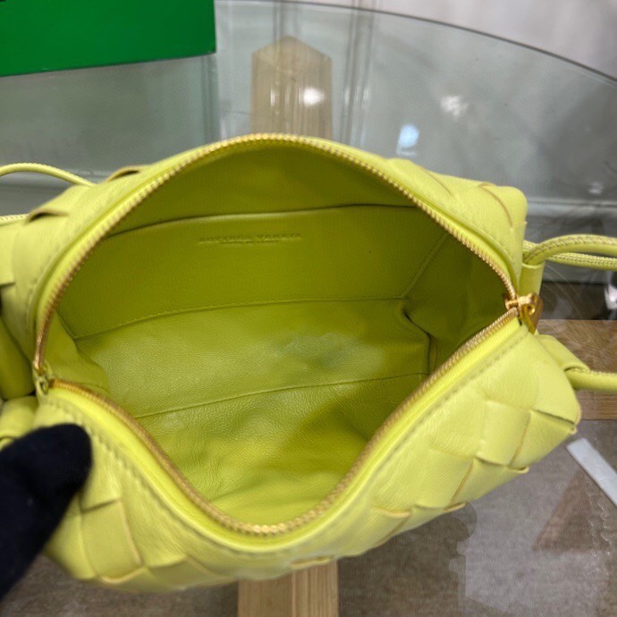 bo*te*ga Ve*ne*ta loop mini bag in kiwi intrecciato lambskin