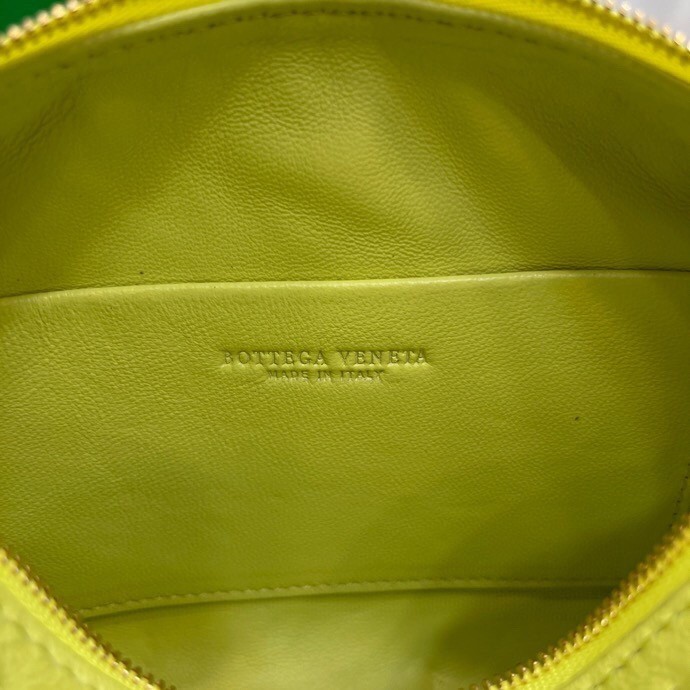 bo*te*ga Ve*ne*ta loop mini bag in kiwi intrecciato lambskin