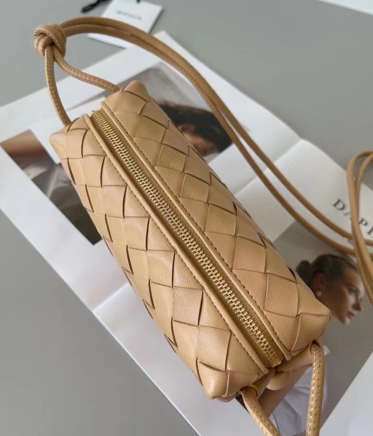 bo*te*ga Ve*ne*ta mini loop bag in beige intrecciato lambskin