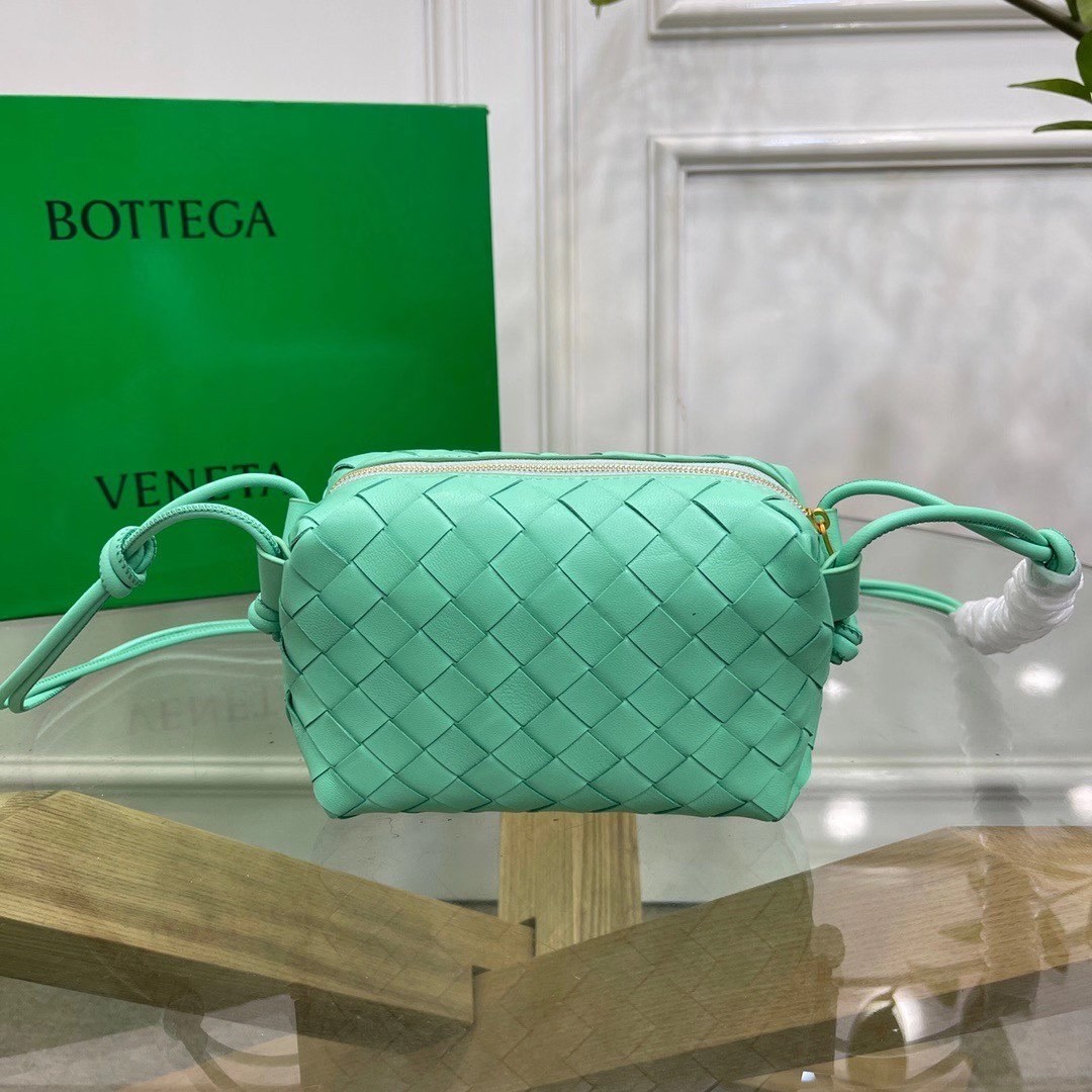bo*te*ga Ve*ne*ta mini loop bag in fountain intrecciato lambskin