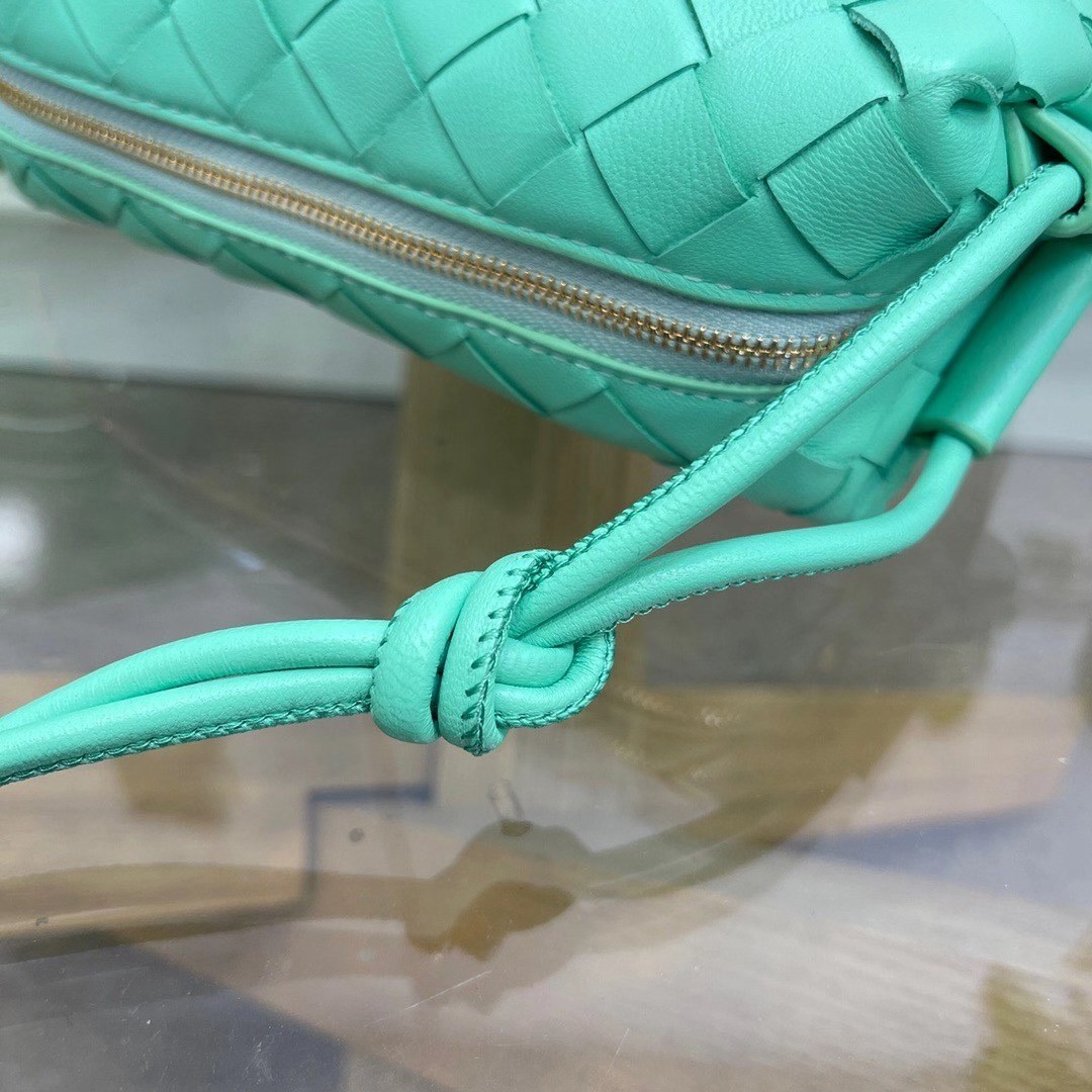 bo*te*ga Ve*ne*ta mini loop bag in fountain intrecciato lambskin