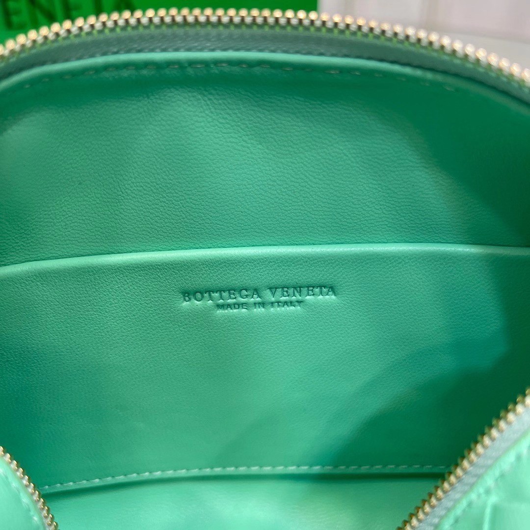 bo*te*ga Ve*ne*ta mini loop bag in fountain intrecciato lambskin