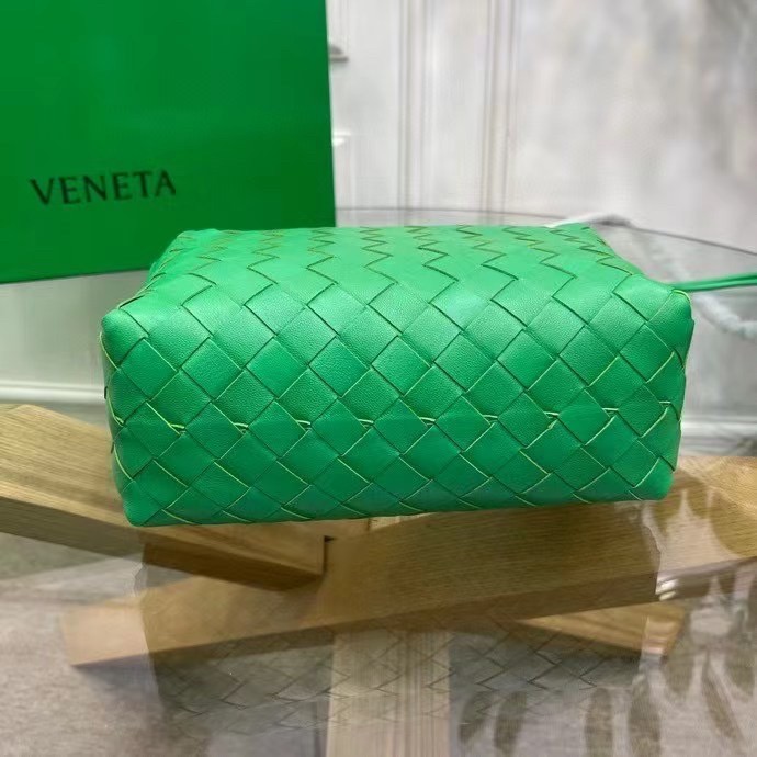 bo*te*ga Ve*ne*ta mini loop bag in green intrecciato lambskin