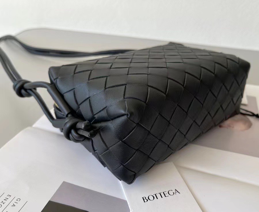 bo*te*ga Ve*ne*ta mini loop bag in black intrecciato lambskin