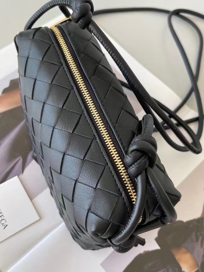 bo*te*ga Ve*ne*ta mini loop bag in black intrecciato lambskin