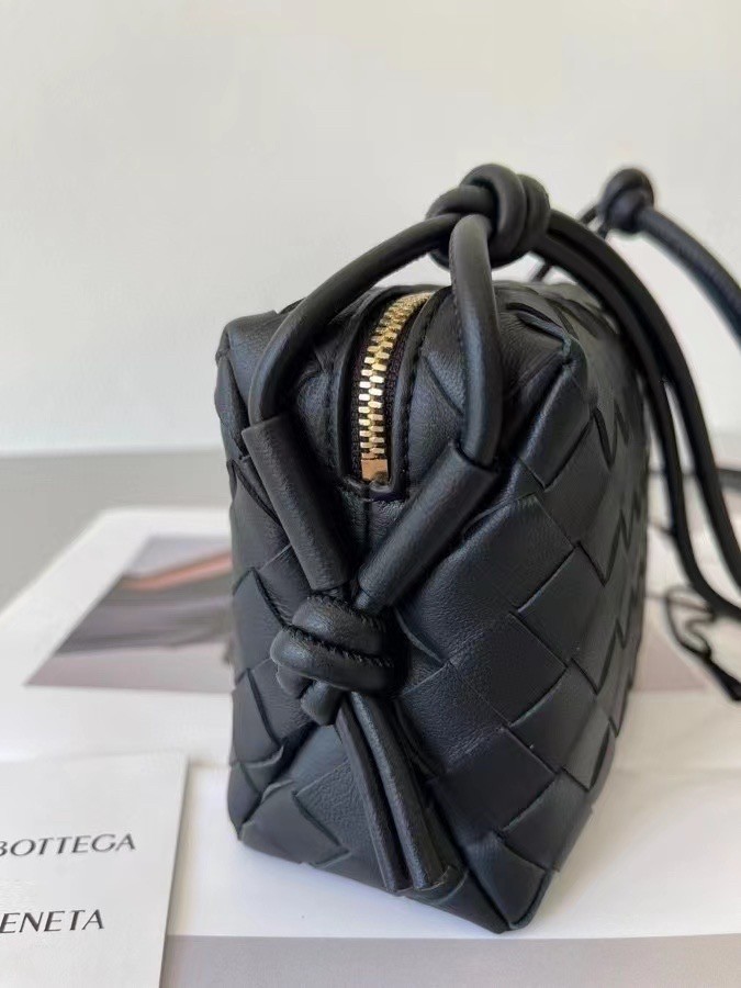bo*te*ga Ve*ne*ta mini loop bag in black intrecciato lambskin
