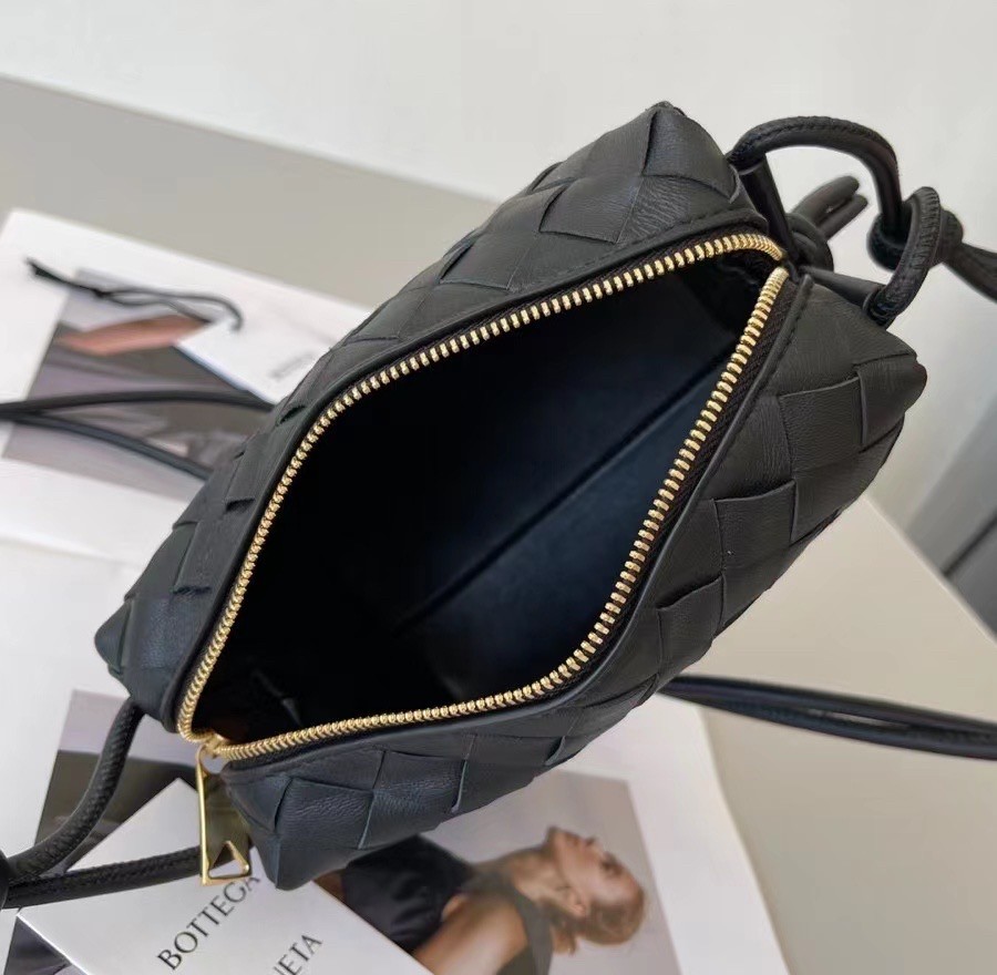 bo*te*ga Ve*ne*ta mini loop bag in black intrecciato lambskin