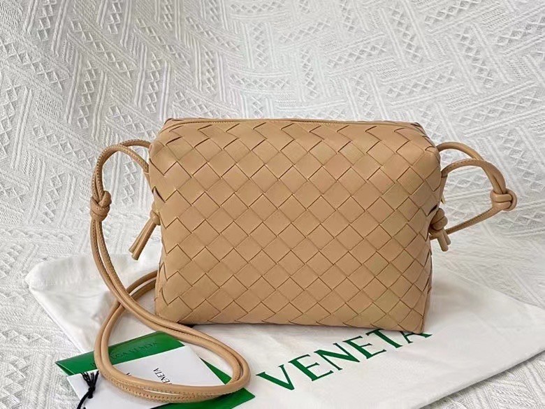 bo*te*ga Ve*ne*ta small loop bag in beige intrecciato lambskin