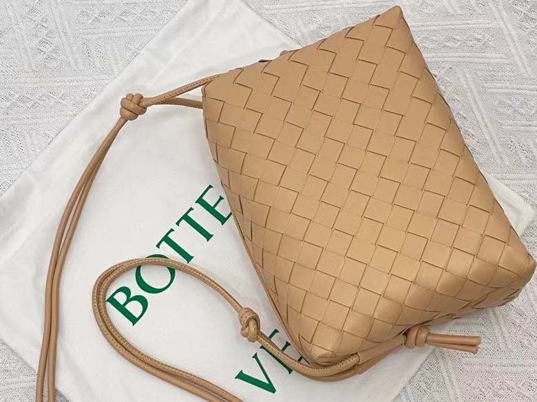 bo*te*ga Ve*ne*ta small loop bag in beige intrecciato lambskin