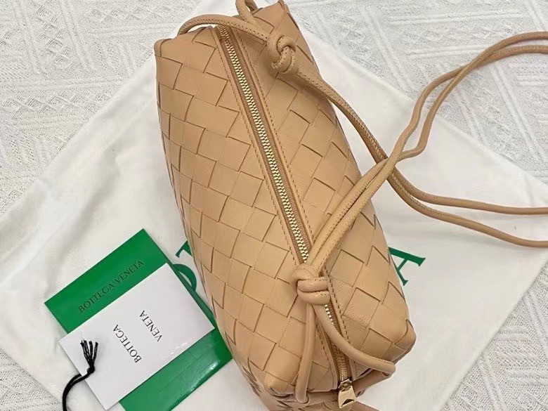 bo*te*ga Ve*ne*ta small loop bag in beige intrecciato lambskin