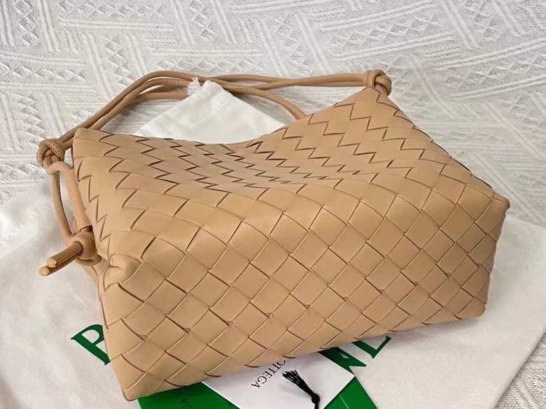 bo*te*ga Ve*ne*ta small loop bag in beige intrecciato lambskin