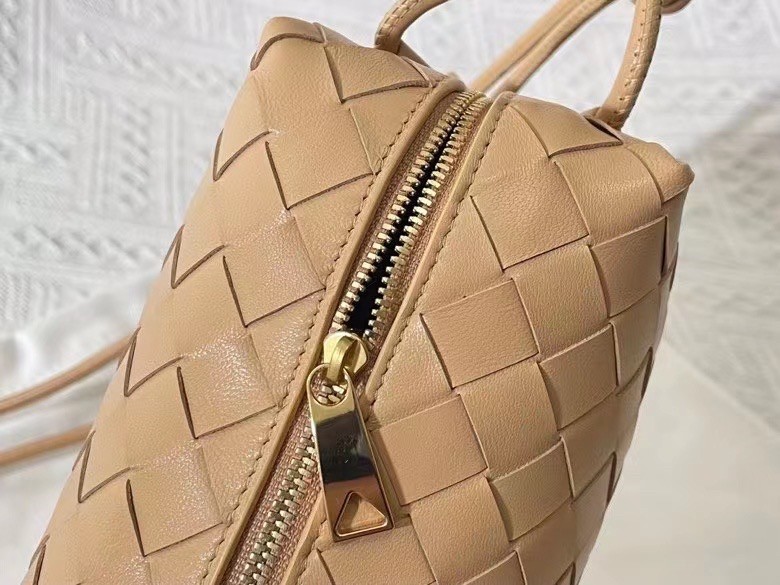 bo*te*ga Ve*ne*ta small loop bag in beige intrecciato lambskin