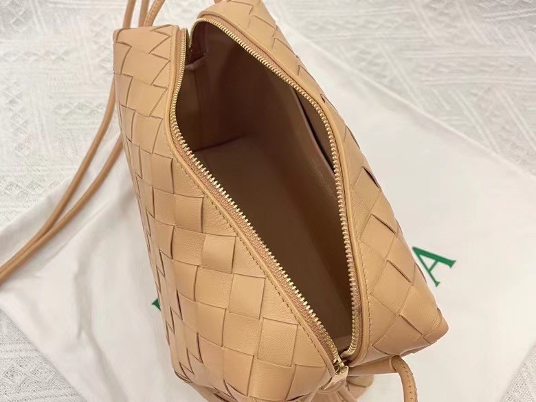 bo*te*ga Ve*ne*ta small loop bag in beige intrecciato lambskin
