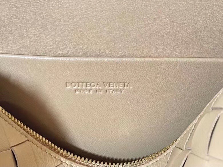 bo*te*ga Ve*ne*ta small loop bag in beige intrecciato lambskin