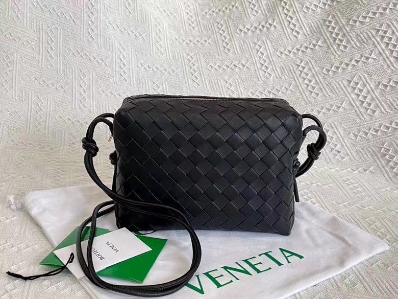 bo*te*ga Ve*ne*ta small loop bag in black intrecciato lambskin
