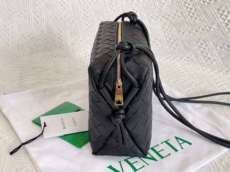 bo*te*ga Ve*ne*ta small loop bag in black intrecciato lambskin