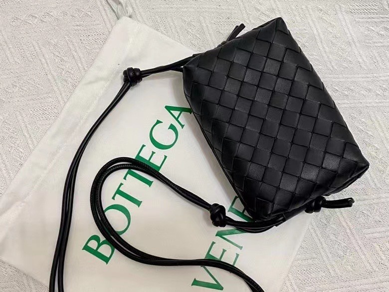 bo*te*ga Ve*ne*ta small loop bag in black intrecciato lambskin