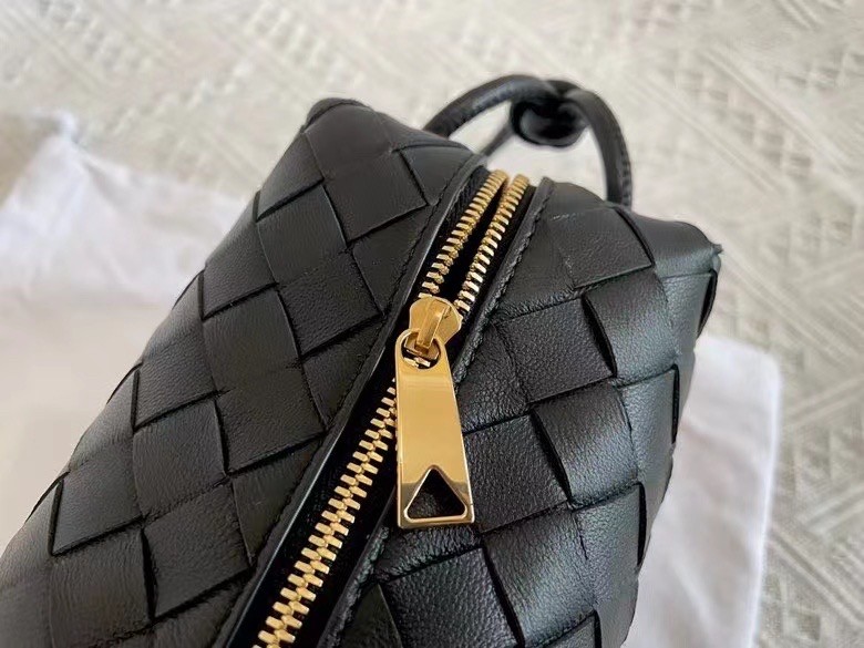 bo*te*ga Ve*ne*ta small loop bag in black intrecciato lambskin