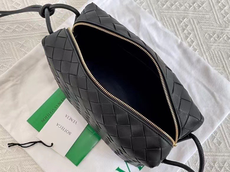 bo*te*ga Ve*ne*ta small loop bag in black intrecciato lambskin