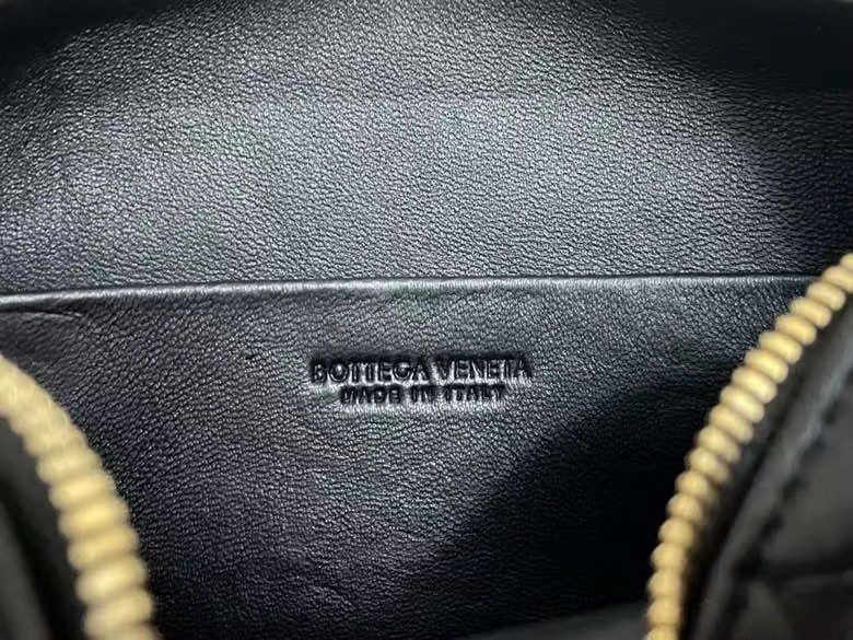 bo*te*ga Ve*ne*ta small loop bag in black intrecciato lambskin