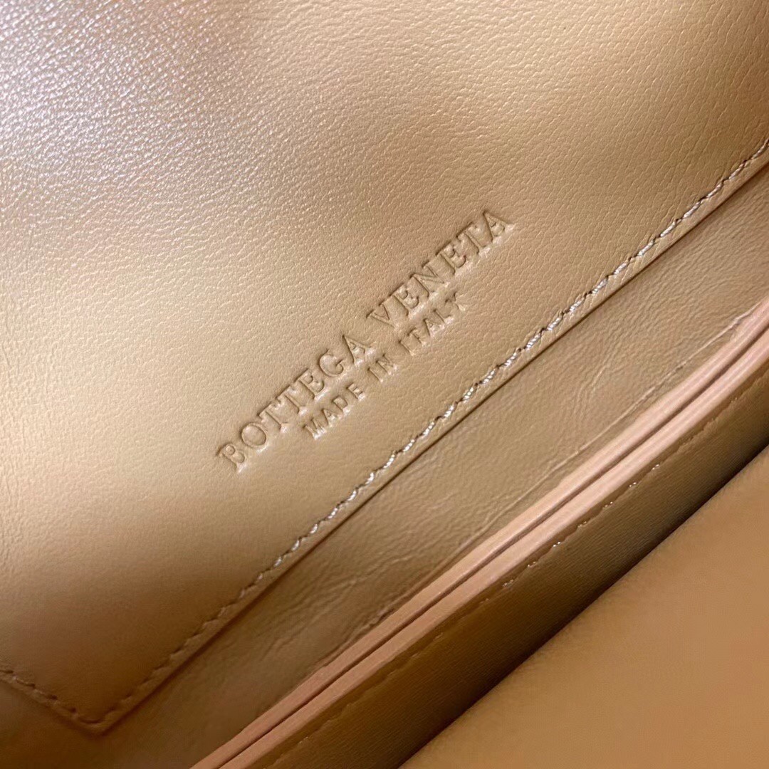 bo*te*ga Ve*ne*ta mount small bag in almond calfskin