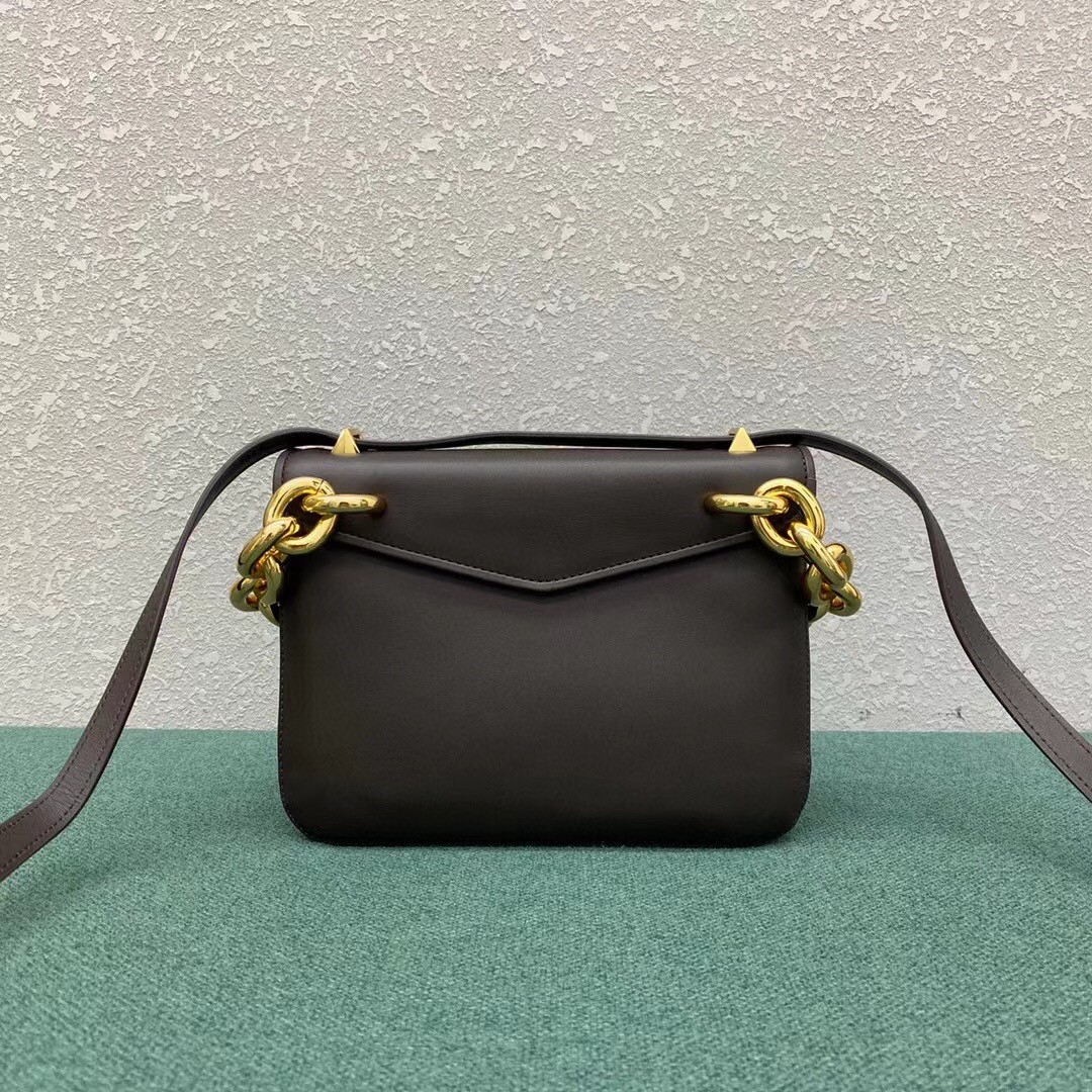bo*te*ga Ve*ne*ta mount small bag in fondant calfskin