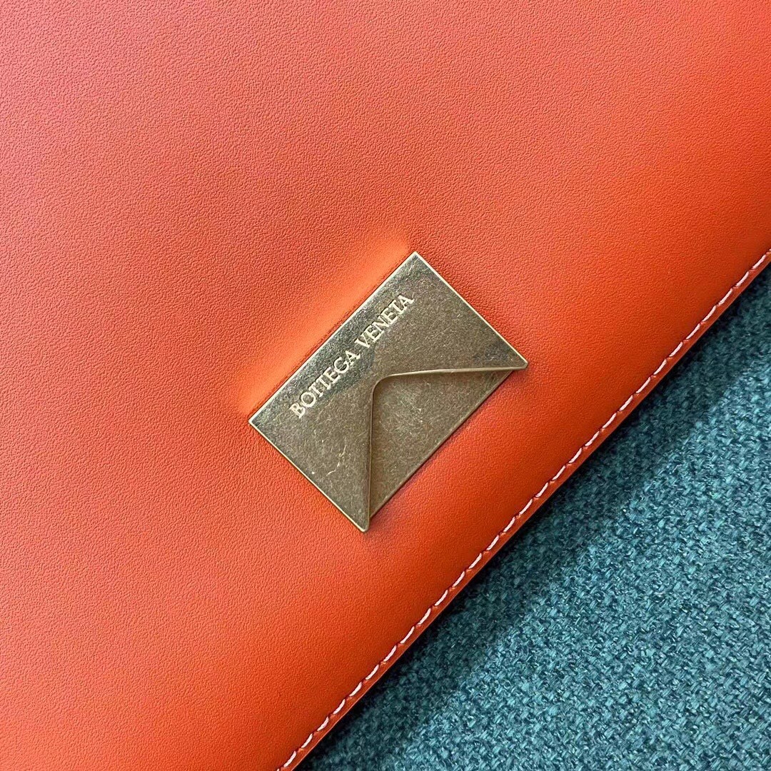 bo*te*ga Ve*ne*ta mount small bag in maple calfskin