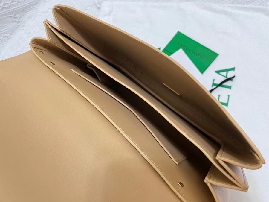 bo*te*ga Ve*ne*ta mount medium envelope bag in almond calfskin