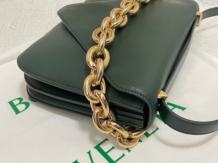 bo*te*ga Ve*ne*ta mount medium envelope bag in green calfskin