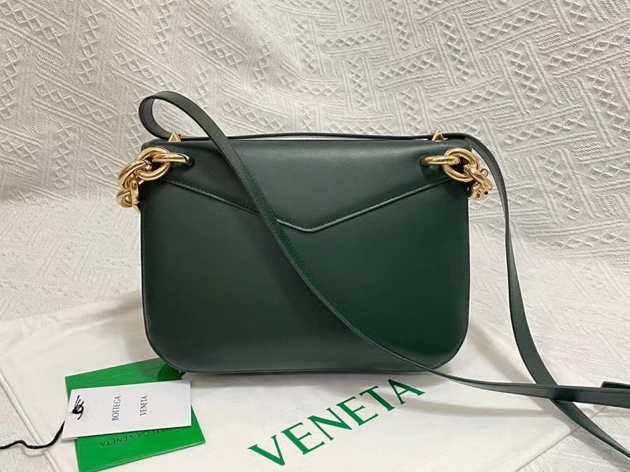 bo*te*ga Ve*ne*ta mount medium envelope bag in green calfskin